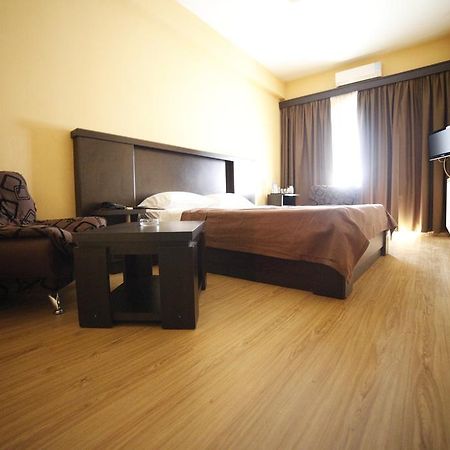 Avenue Hotel Тбилиси Стая снимка