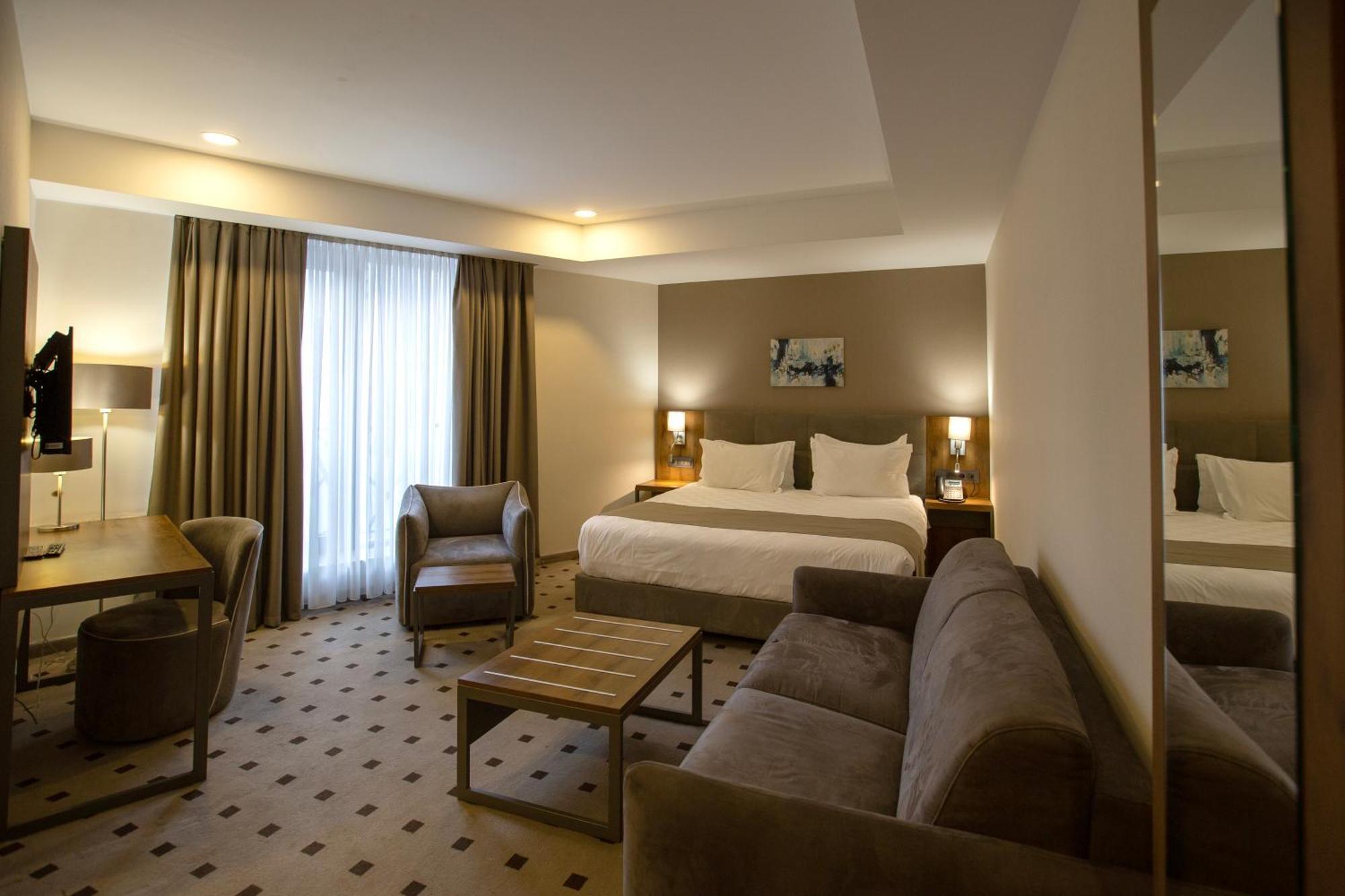 Avenue Hotel Тбилиси Екстериор снимка
