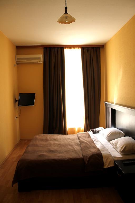 Avenue Hotel Тбилиси Стая снимка