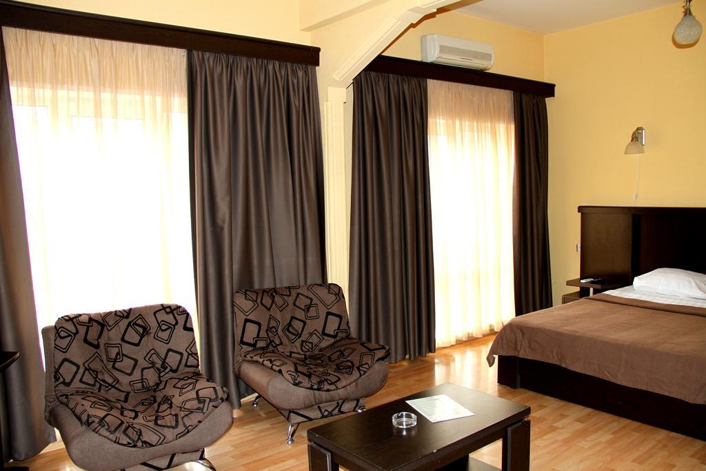 Avenue Hotel Тбилиси Стая снимка