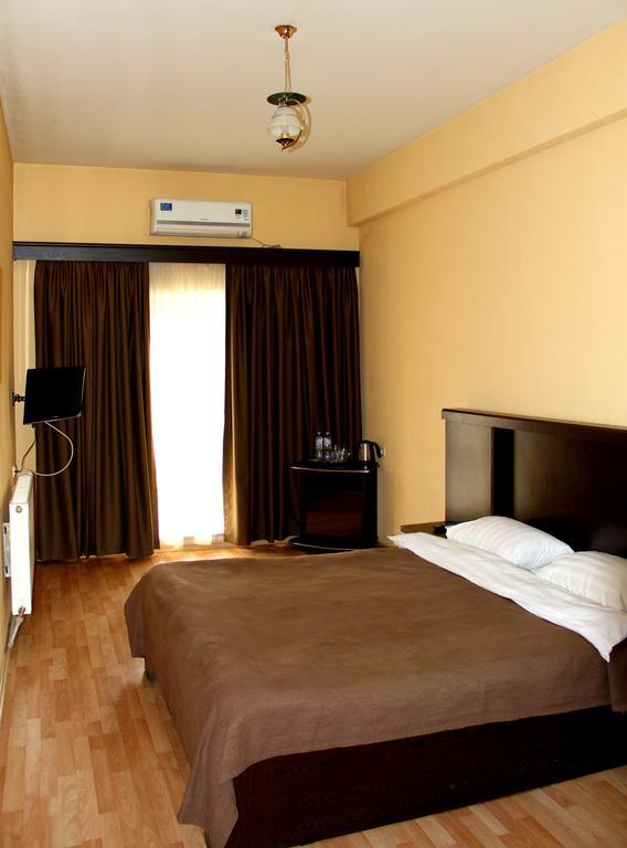 Avenue Hotel Тбилиси Стая снимка