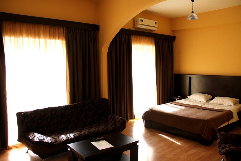 Avenue Hotel Тбилиси Стая снимка