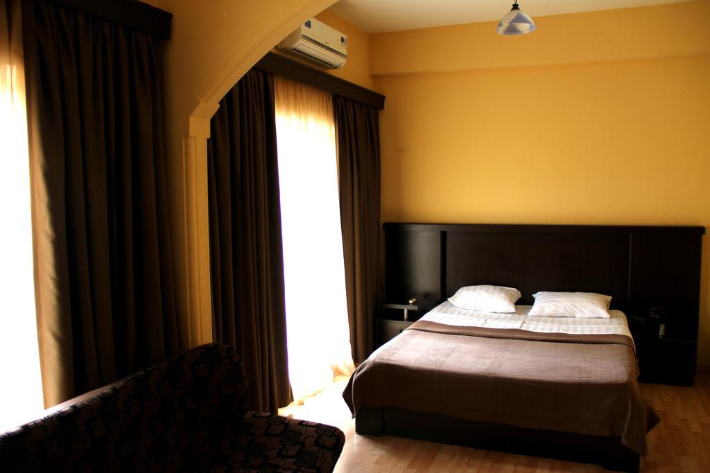 Avenue Hotel Тбилиси Стая снимка