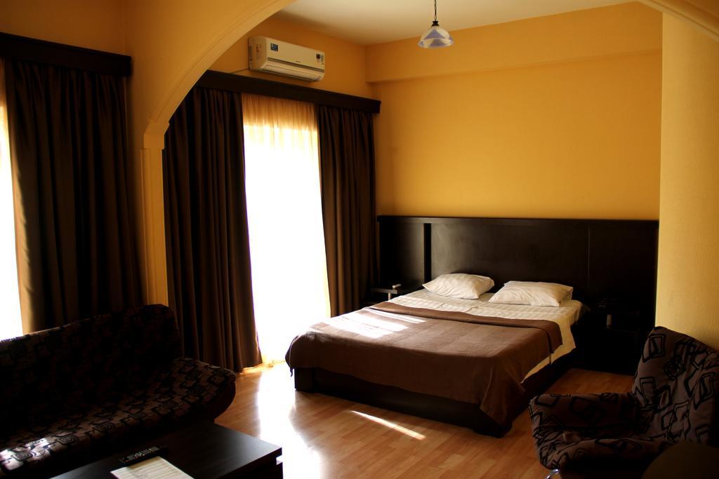 Avenue Hotel Тбилиси Стая снимка