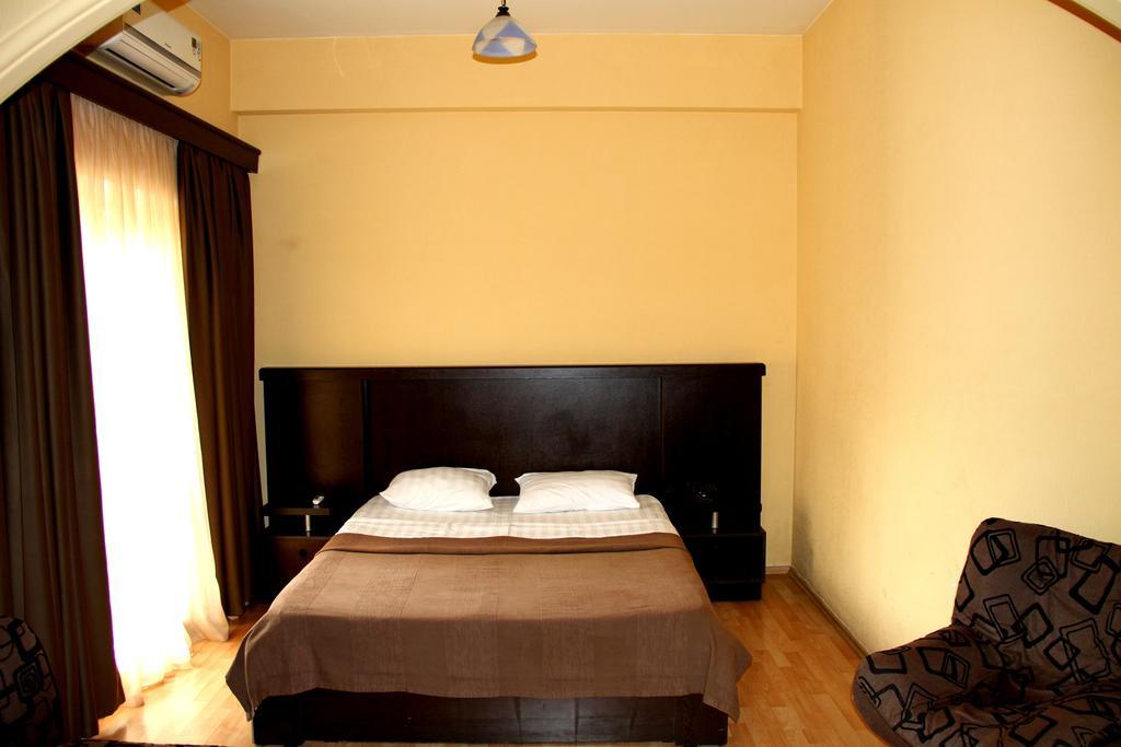 Avenue Hotel Тбилиси Стая снимка