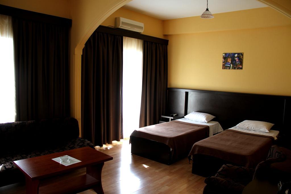 Avenue Hotel Тбилиси Стая снимка