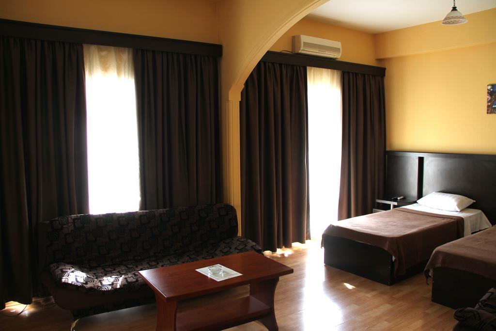 Avenue Hotel Тбилиси Стая снимка