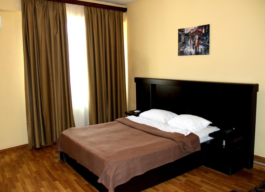 Avenue Hotel Тбилиси Стая снимка