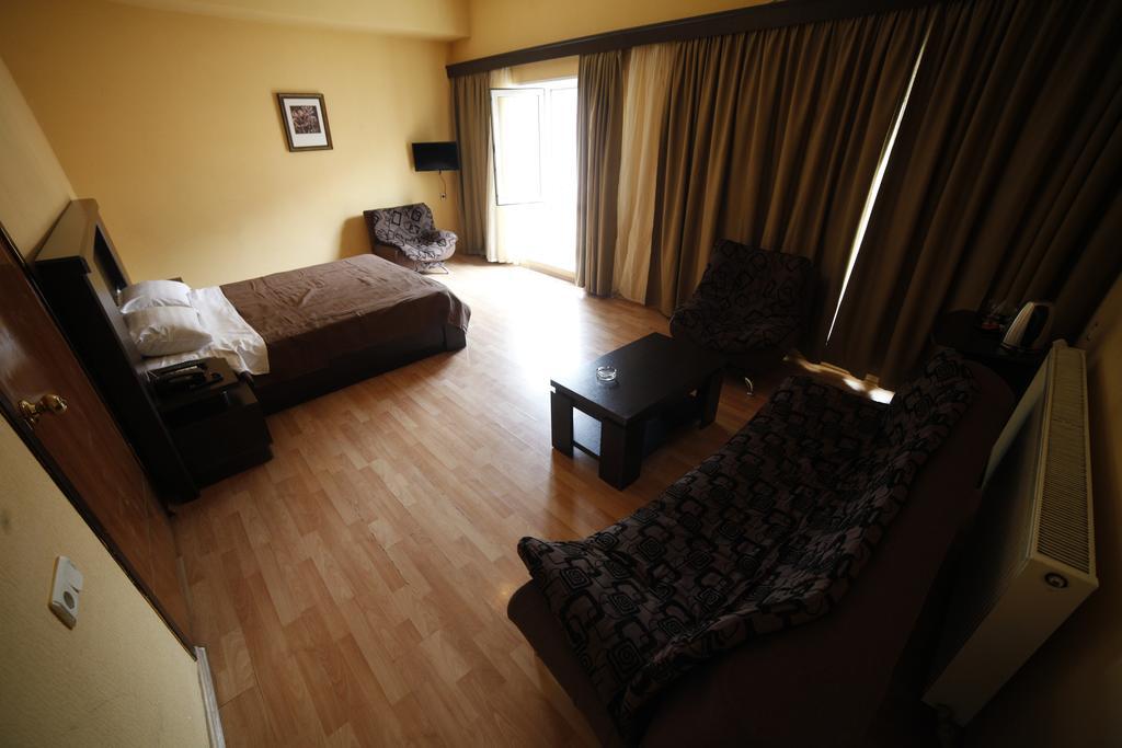 Avenue Hotel Тбилиси Стая снимка