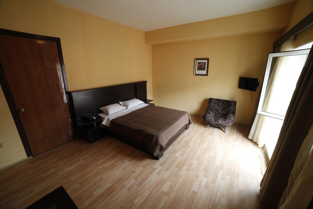 Avenue Hotel Тбилиси Стая снимка