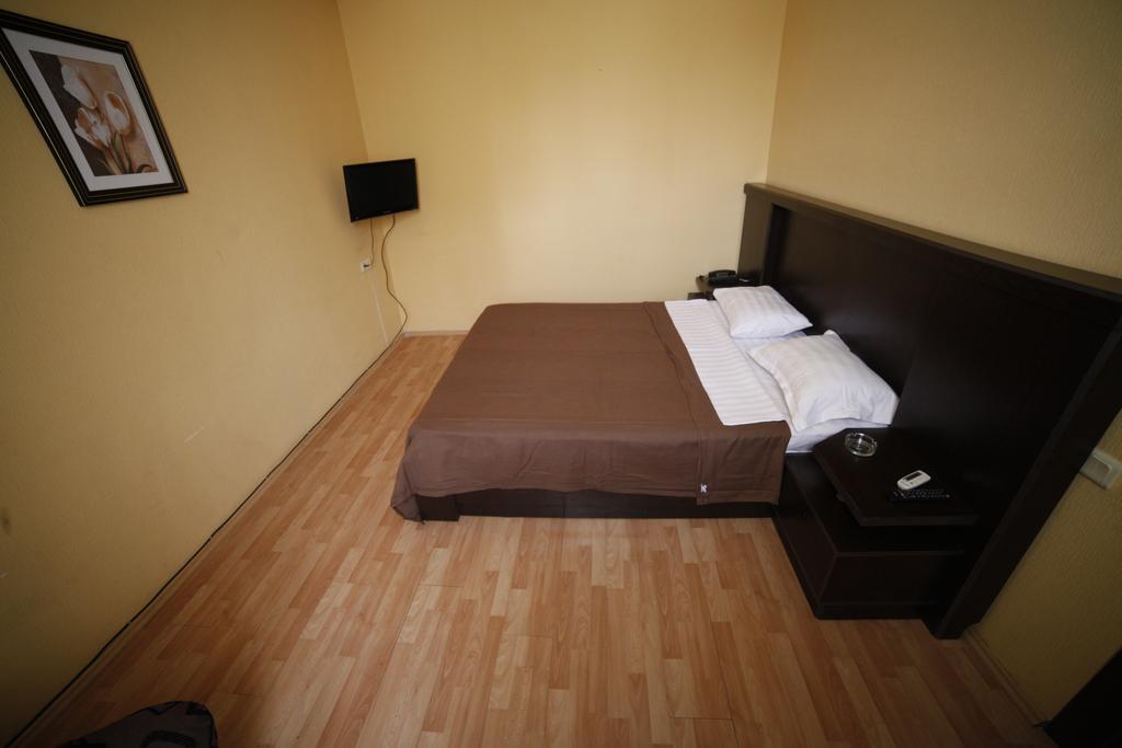 Avenue Hotel Тбилиси Стая снимка