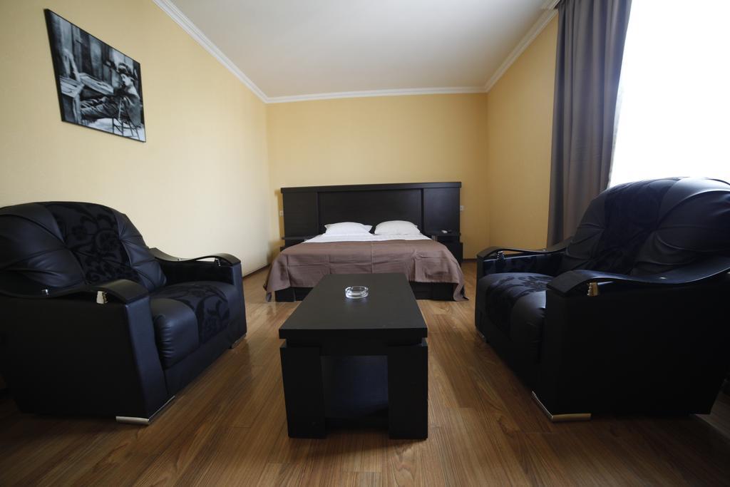 Avenue Hotel Тбилиси Стая снимка