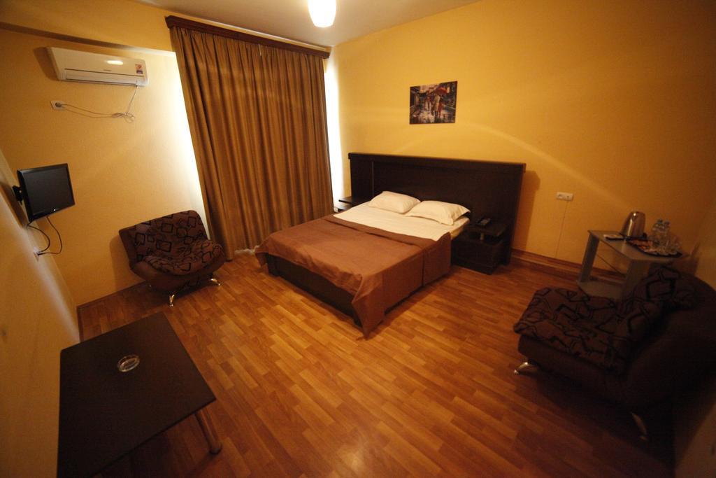 Avenue Hotel Тбилиси Стая снимка