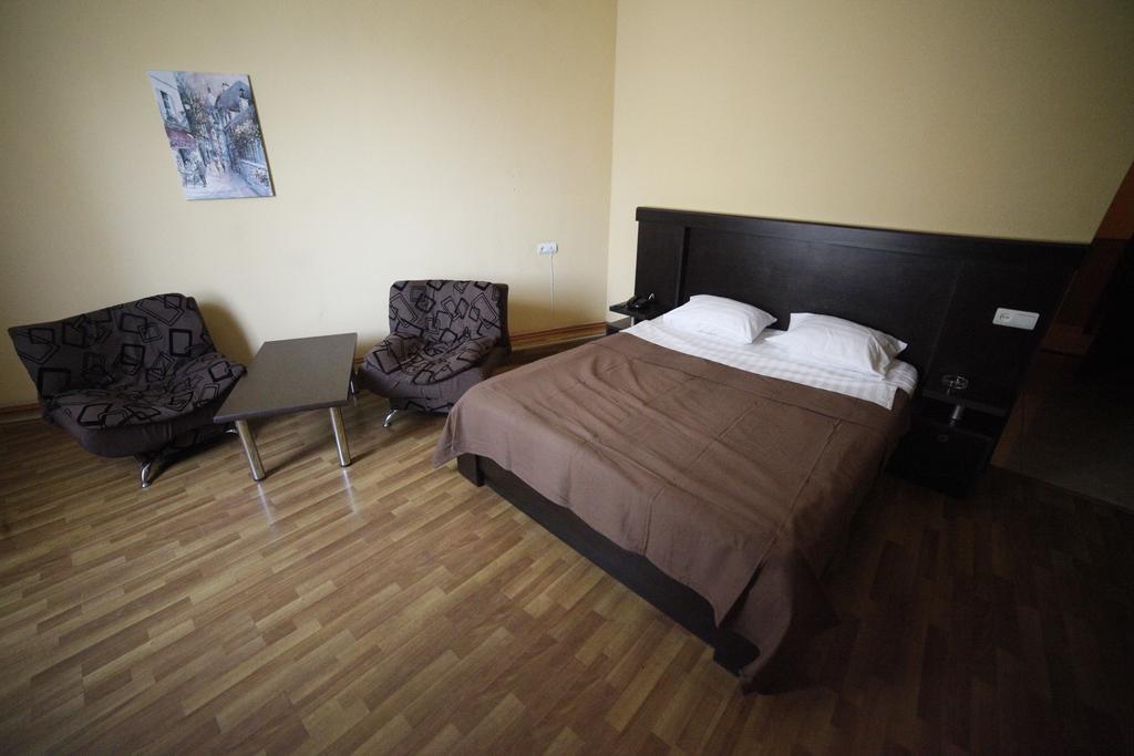 Avenue Hotel Тбилиси Стая снимка
