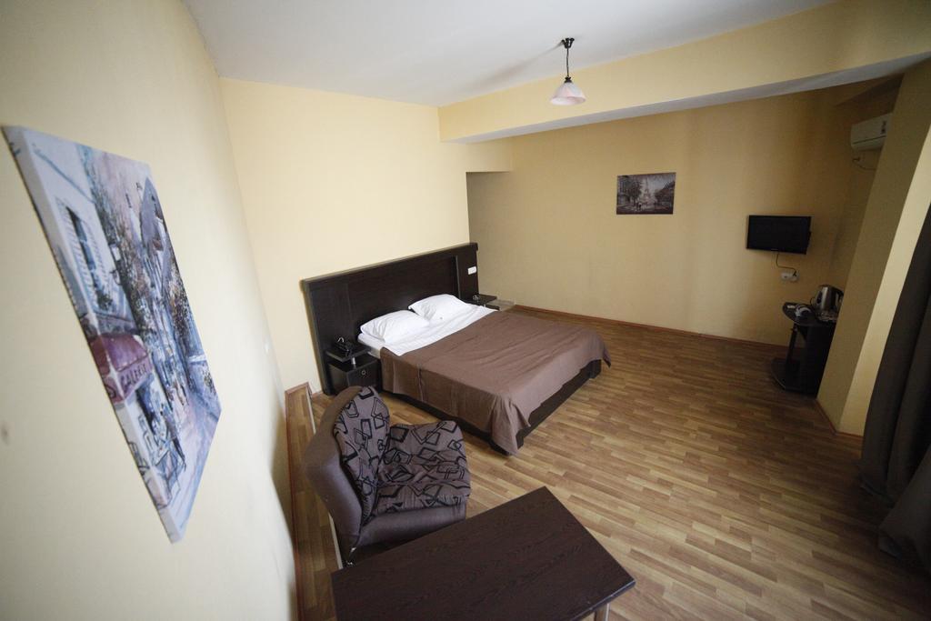 Avenue Hotel Тбилиси Стая снимка
