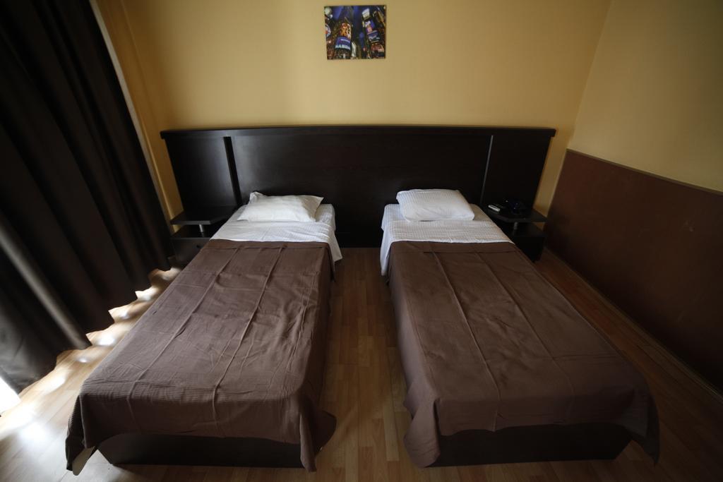 Avenue Hotel Тбилиси Стая снимка