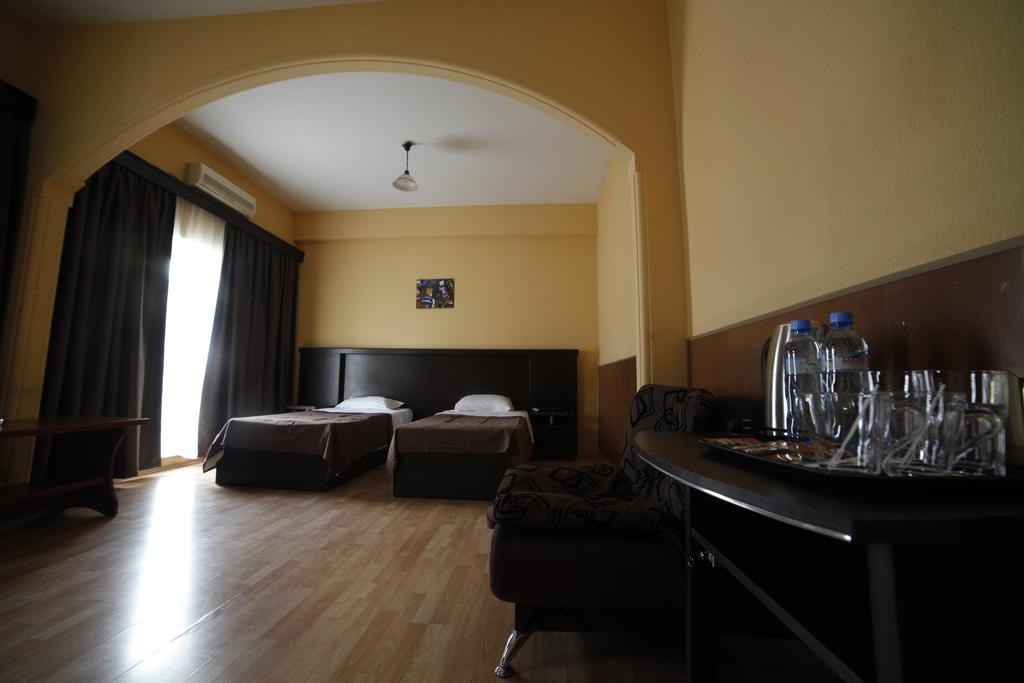 Avenue Hotel Тбилиси Стая снимка