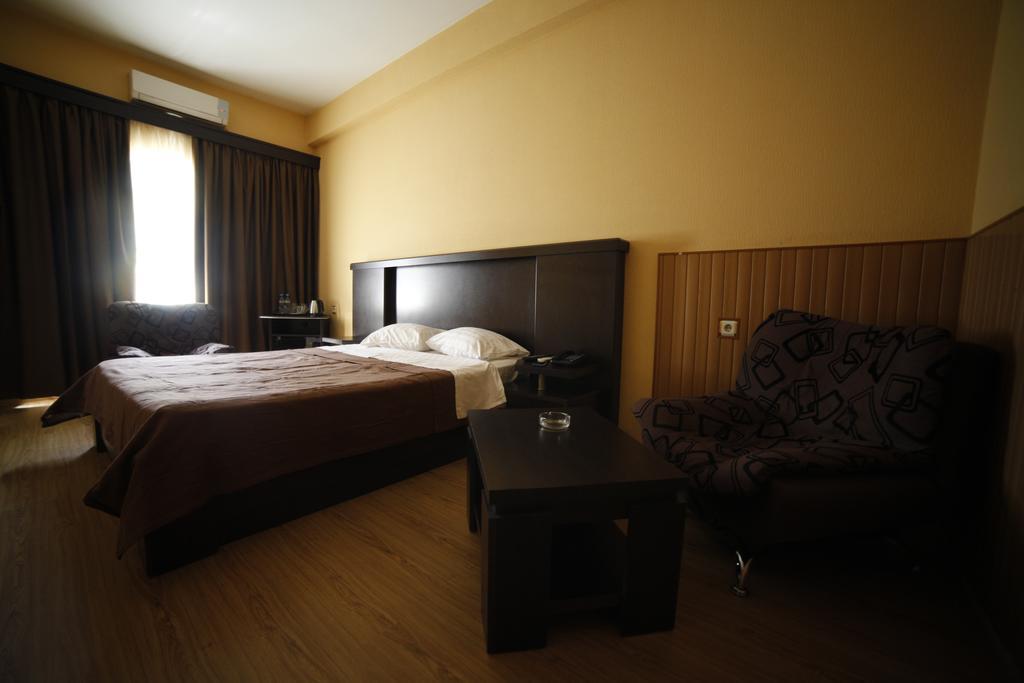 Avenue Hotel Тбилиси Стая снимка