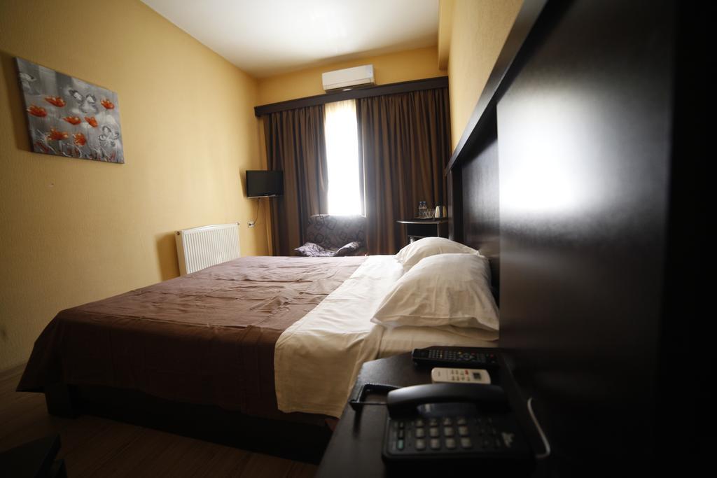 Avenue Hotel Тбилиси Стая снимка