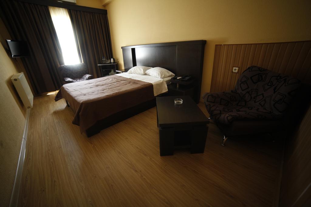 Avenue Hotel Тбилиси Стая снимка