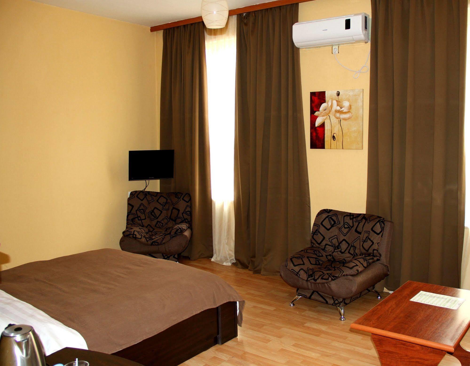Avenue Hotel Тбилиси Екстериор снимка