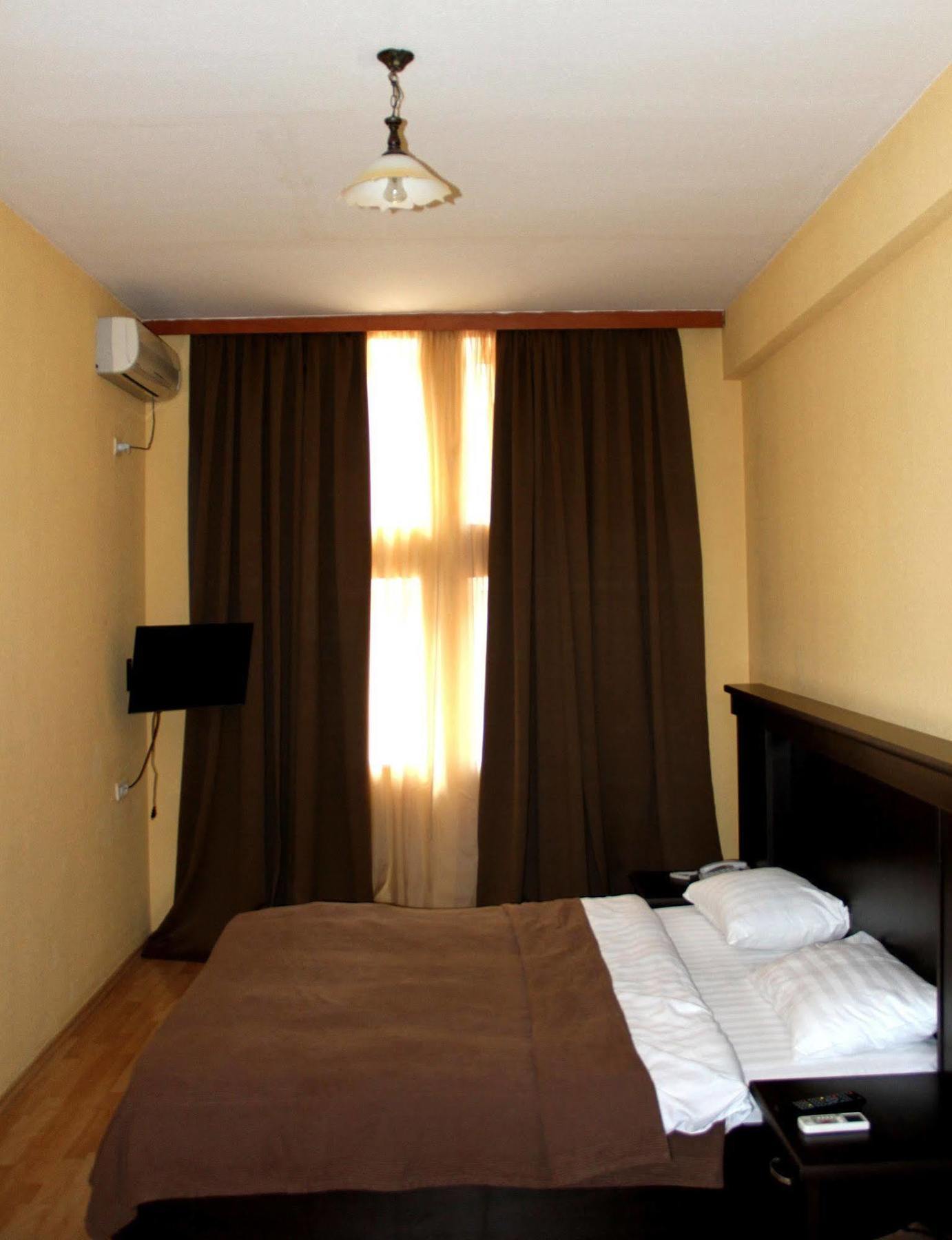 Avenue Hotel Тбилиси Екстериор снимка